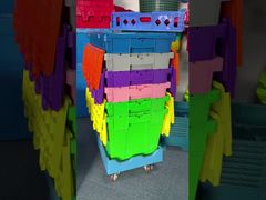 더 빠른 창고 운영을 위해 돌리 위에 뚜?? 이 있는 플라스틱 상자를 쌓는 방법