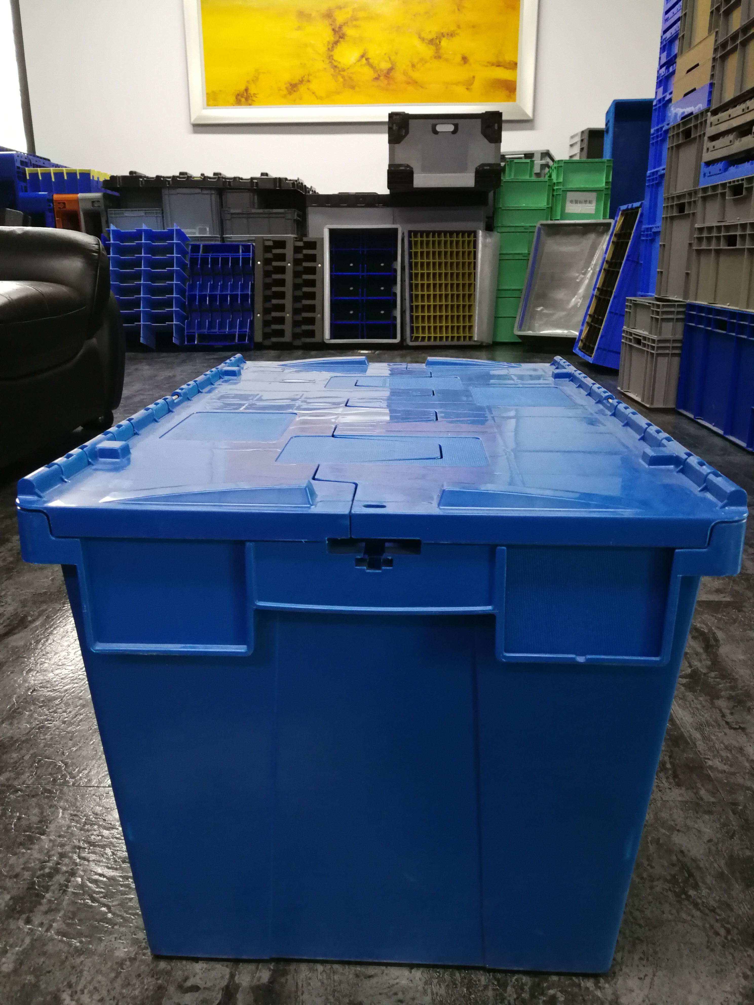 최신 회사 블로그 How Do Locking Mechanisms and Hinges Affect Plastic Attached Lid Container Performance?